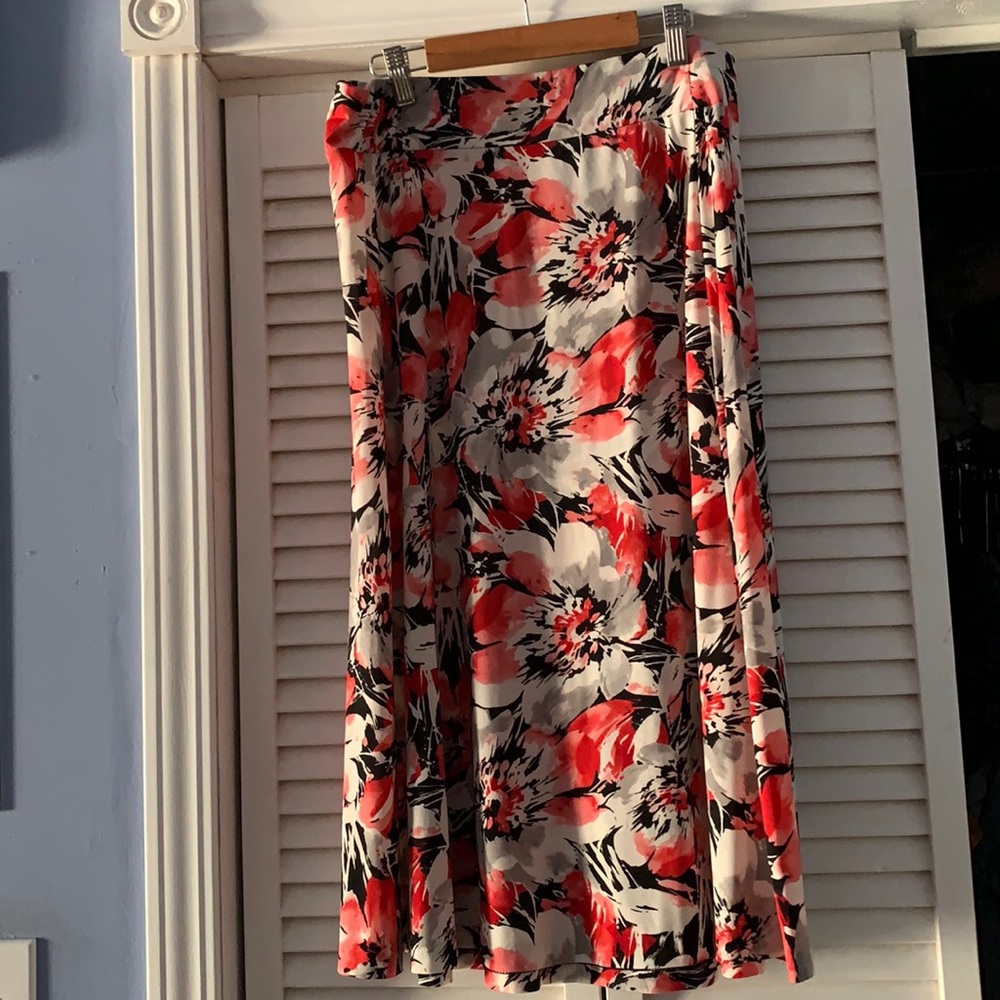 🍒 3/$10 Donate 5/1 Jones & Co.  29” L Flower Skirt